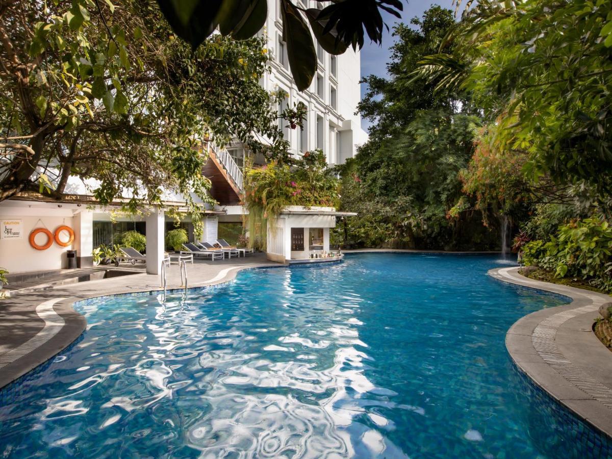 Jambuluwuk Malioboro Hotel Yogyakarta Eksteriør bilde The pool at the hotel