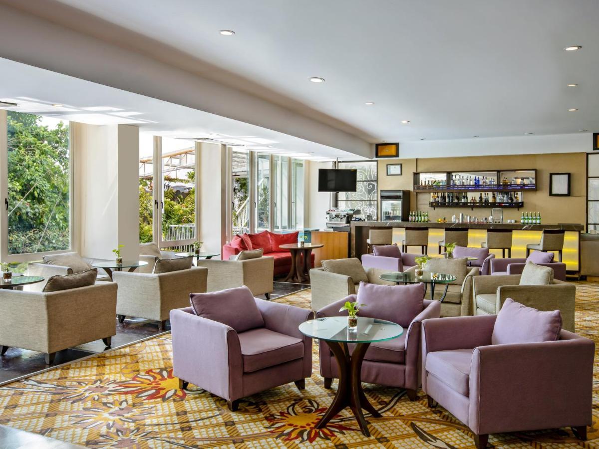 Jambuluwuk Malioboro Hotel Yogyakarta Eksteriør bilde The lounge at the airport