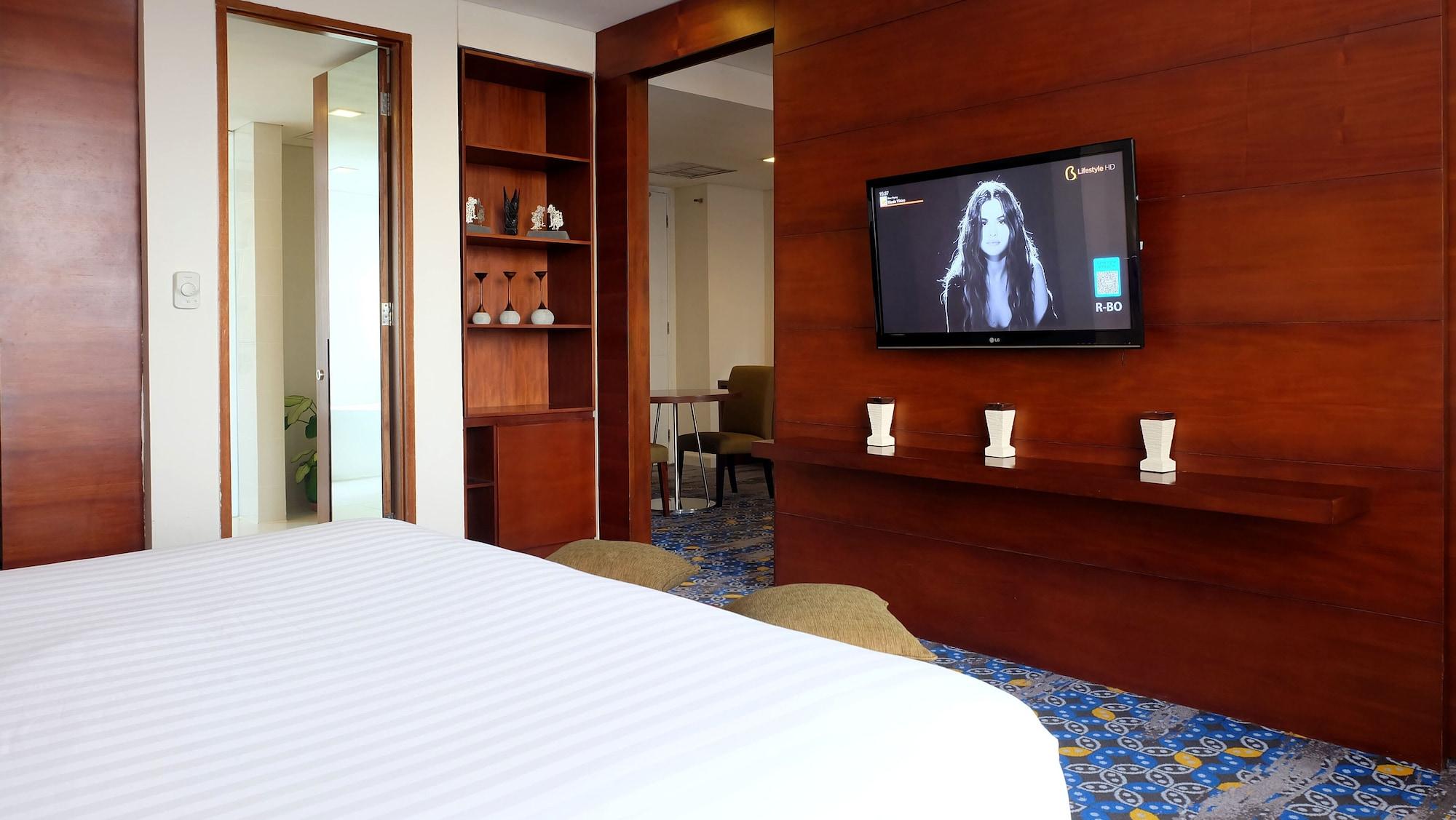 Jambuluwuk Malioboro Hotel Yogyakarta Eksteriør bilde A television in a hotel room