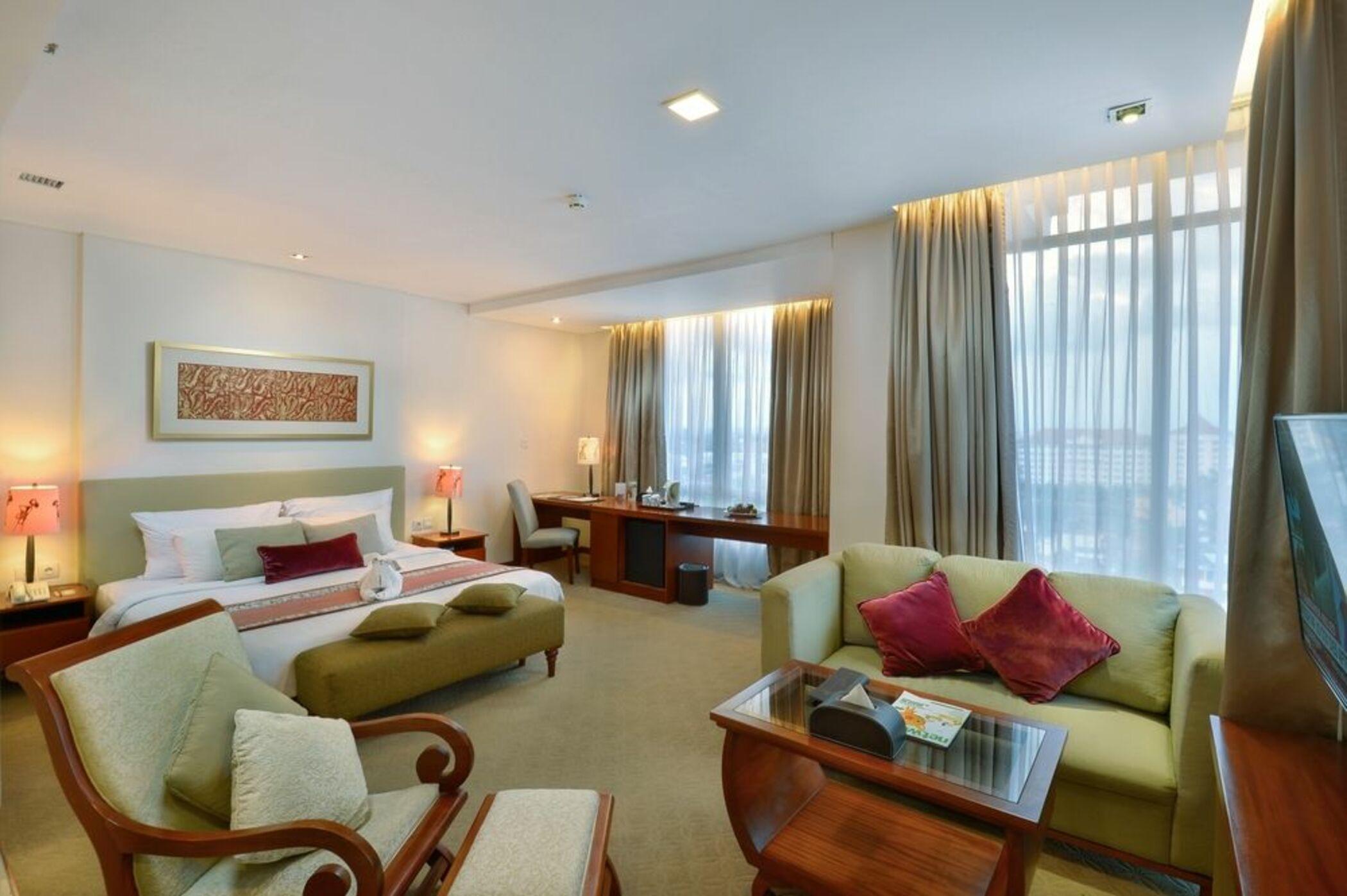 Jambuluwuk Malioboro Hotel Yogyakarta Eksteriør bilde A suite at the hotel