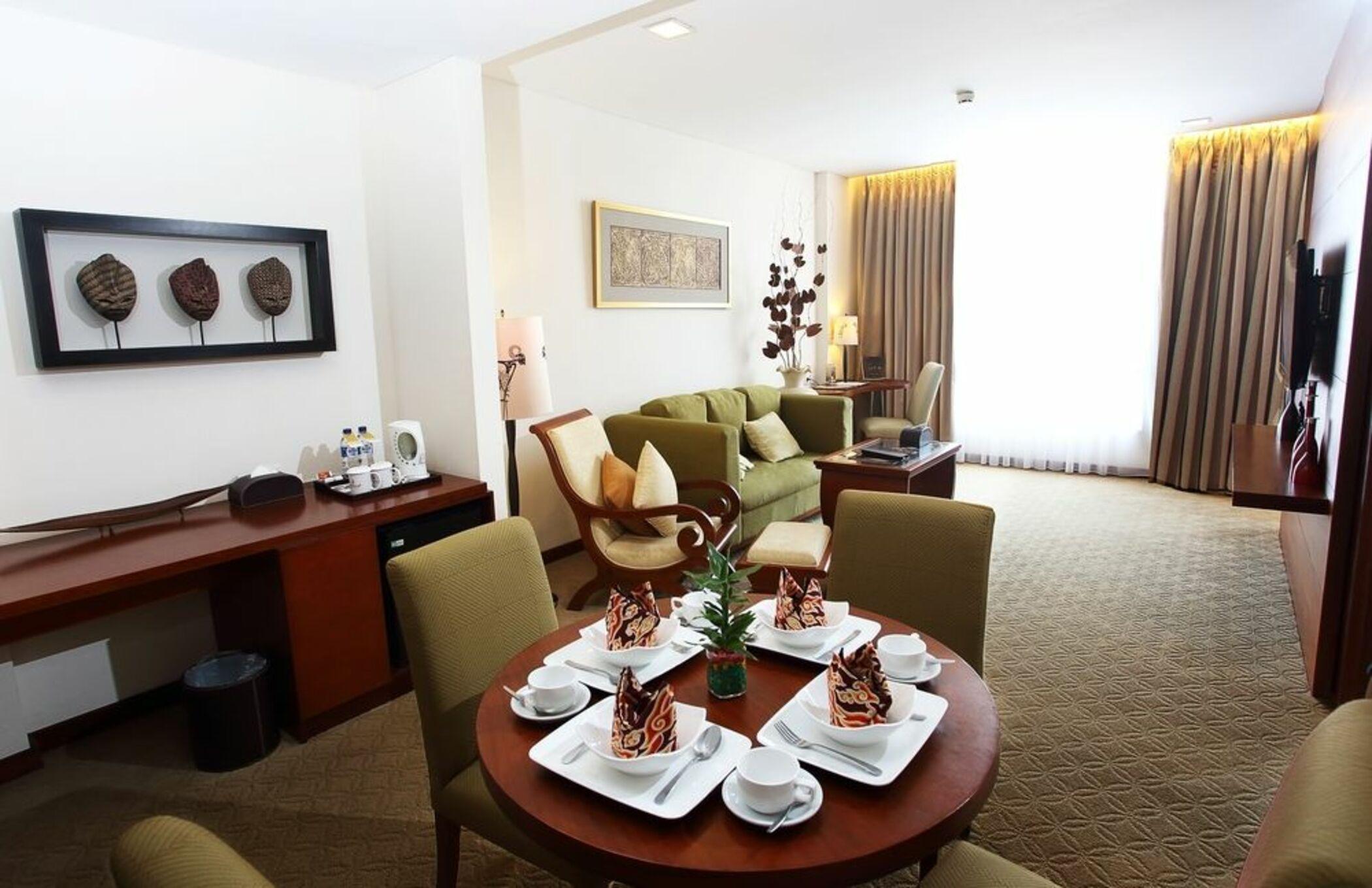 Jambuluwuk Malioboro Hotel Yogyakarta Eksteriør bilde Suite room