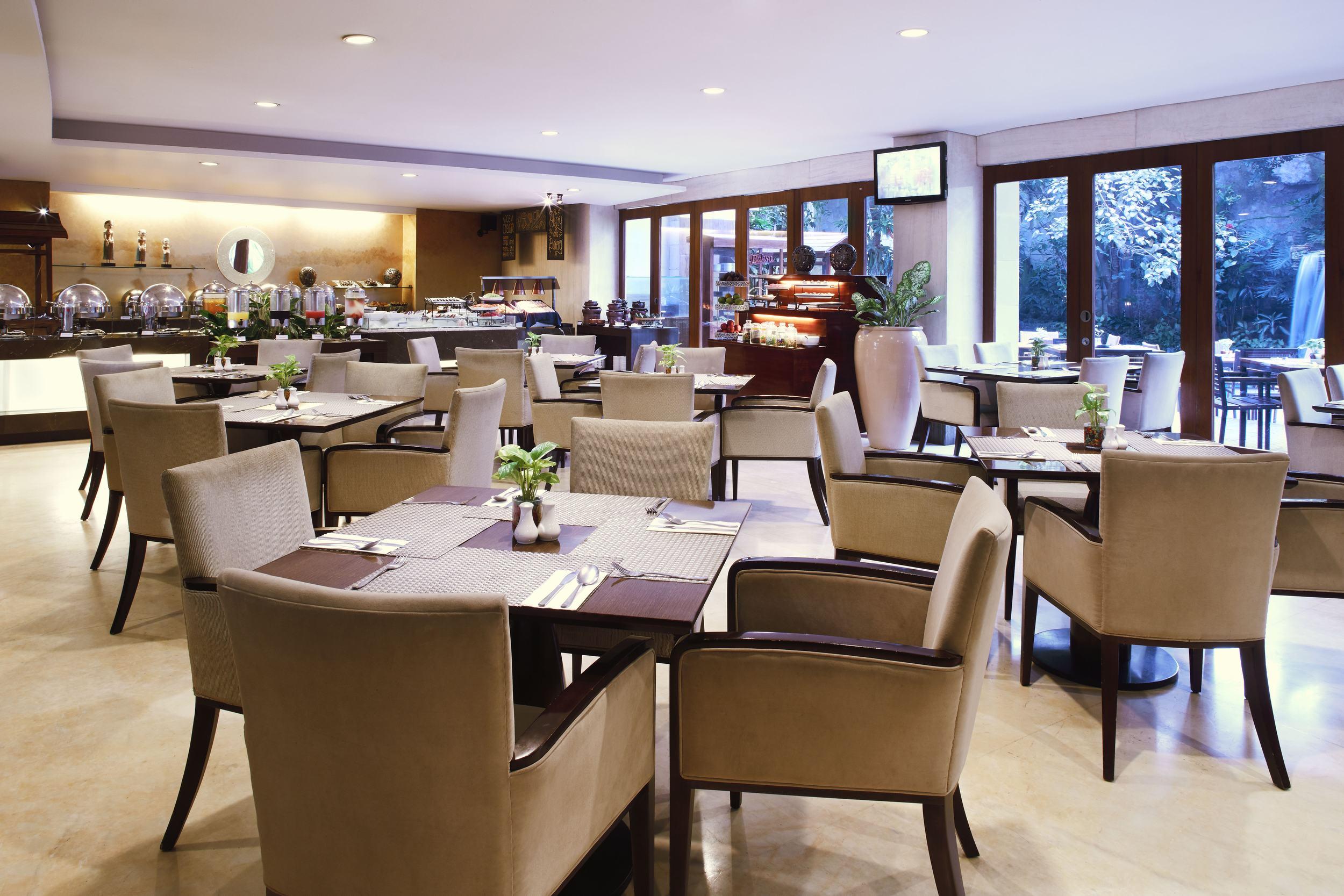 Jambuluwuk Malioboro Hotel Yogyakarta Eksteriør bilde The Club Lounge at the Royal Garden Grove