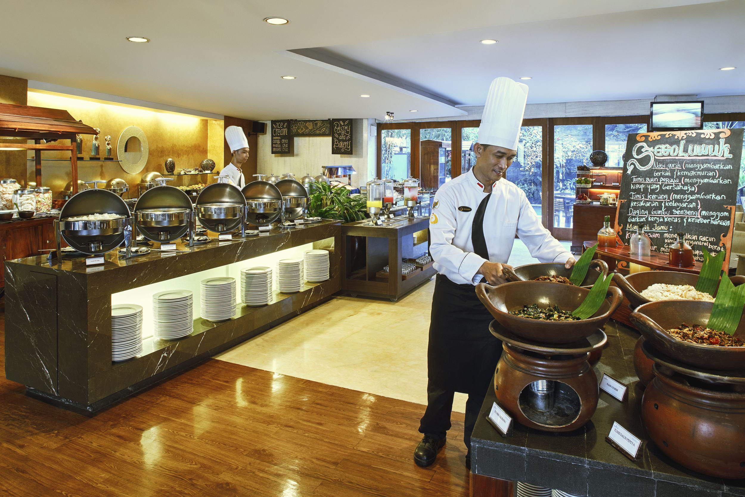 Jambuluwuk Malioboro Hotel Yogyakarta Eksteriør bilde A buffet at a hotel