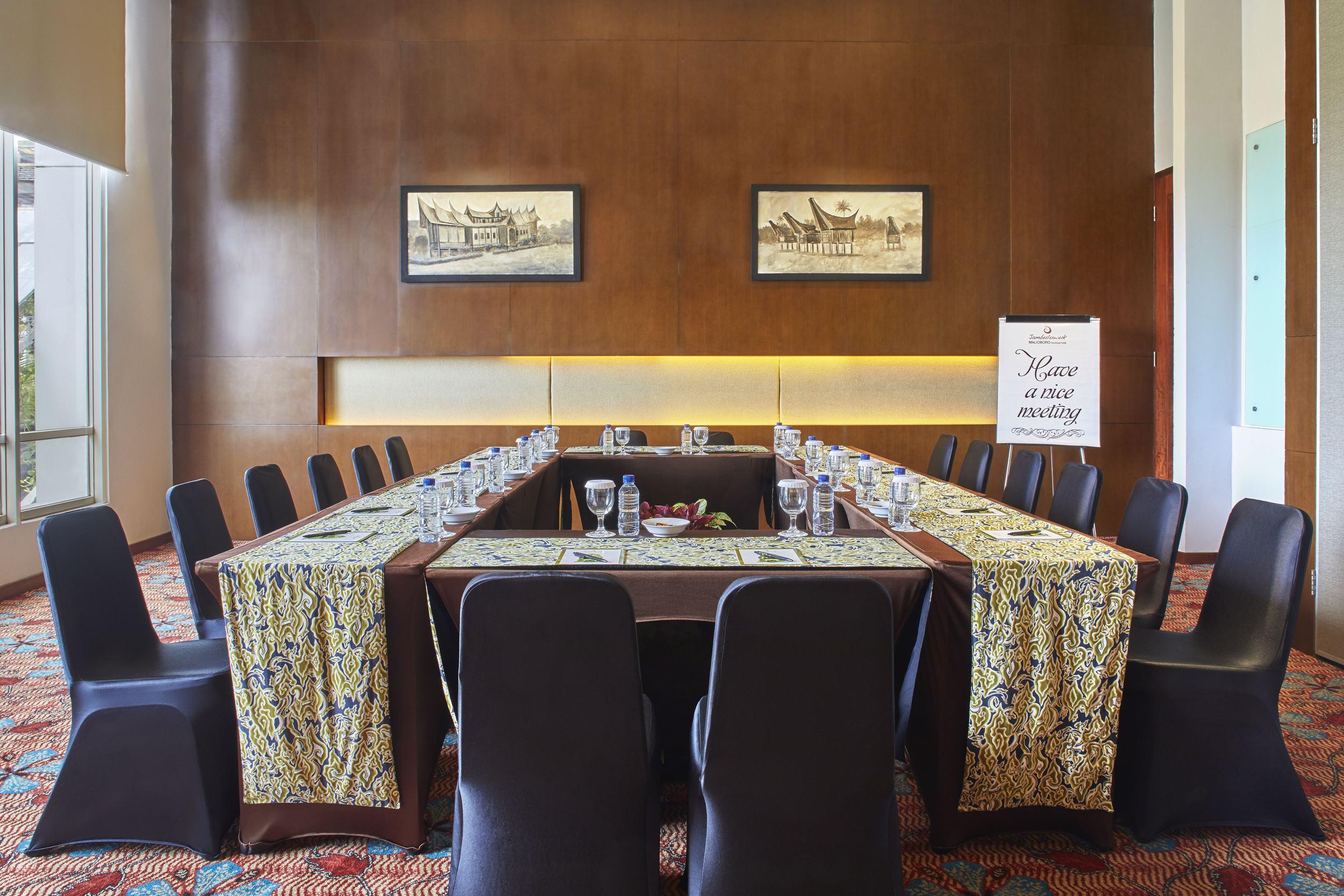 Jambuluwuk Malioboro Hotel Yogyakarta Eksteriør bilde Meeting room at the hotel