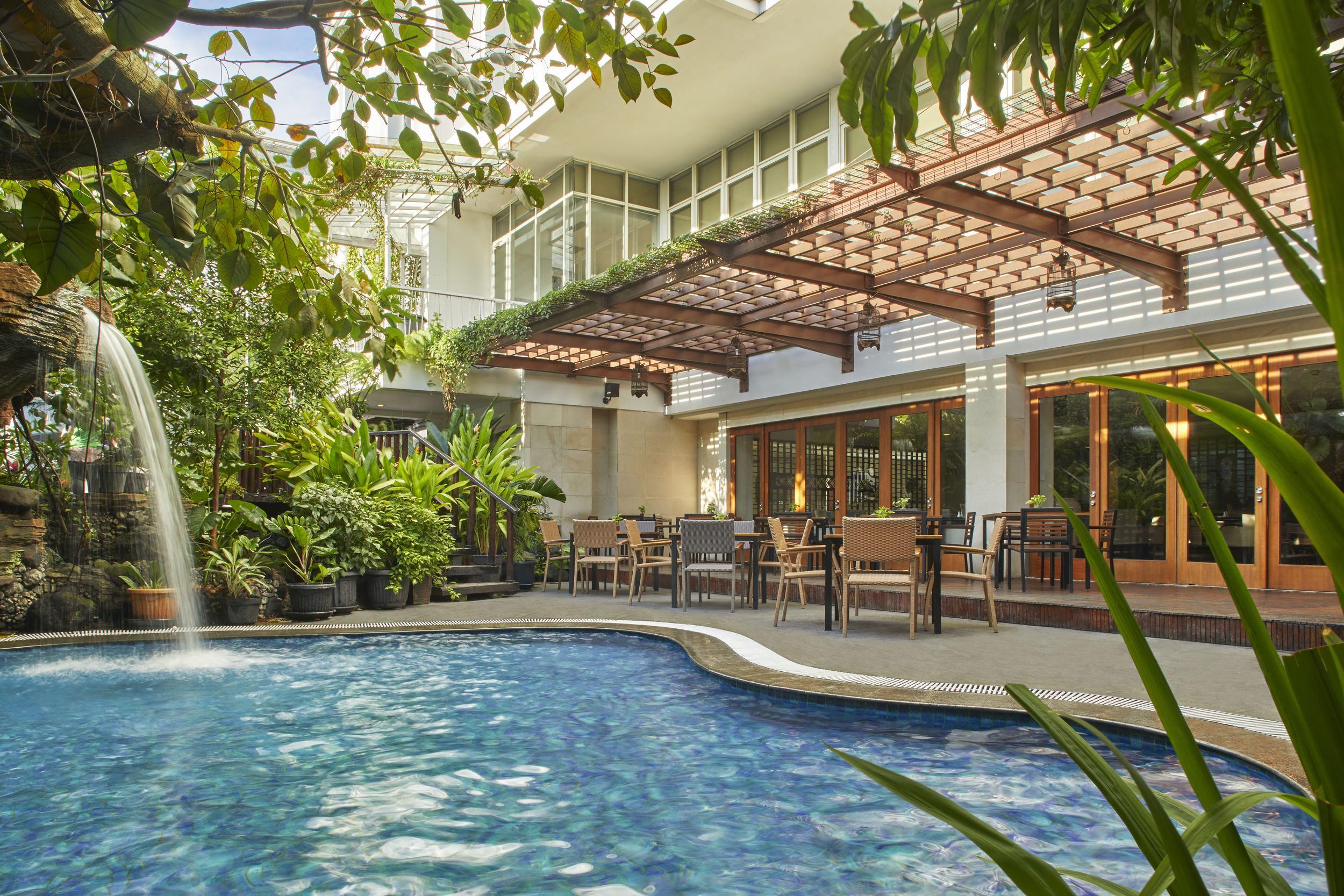 Jambuluwuk Malioboro Hotel Yogyakarta Eksteriør bilde The pool at the hotel