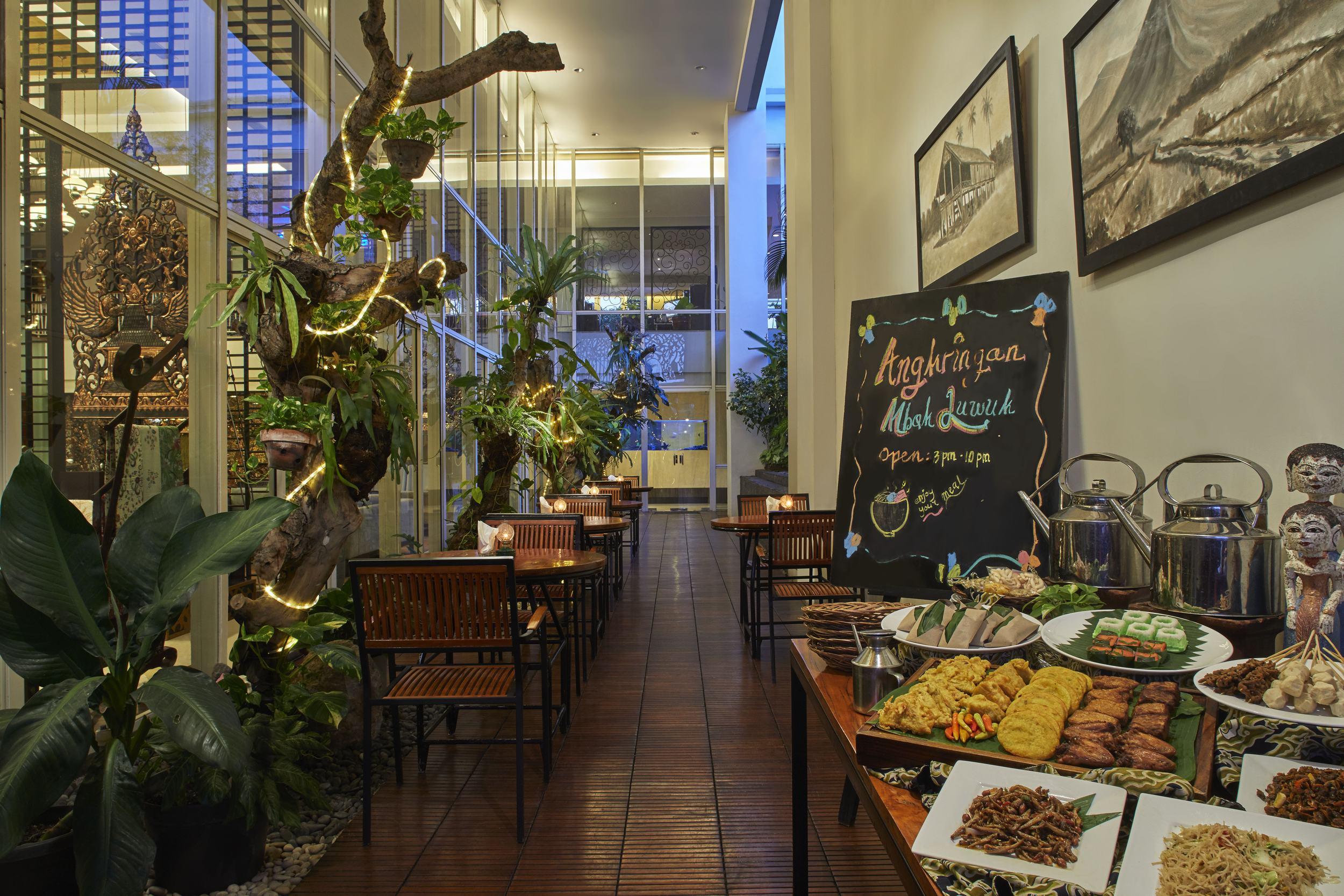 Jambuluwuk Malioboro Hotel Yogyakarta Eksteriør bilde Restaurant in Hanoi
