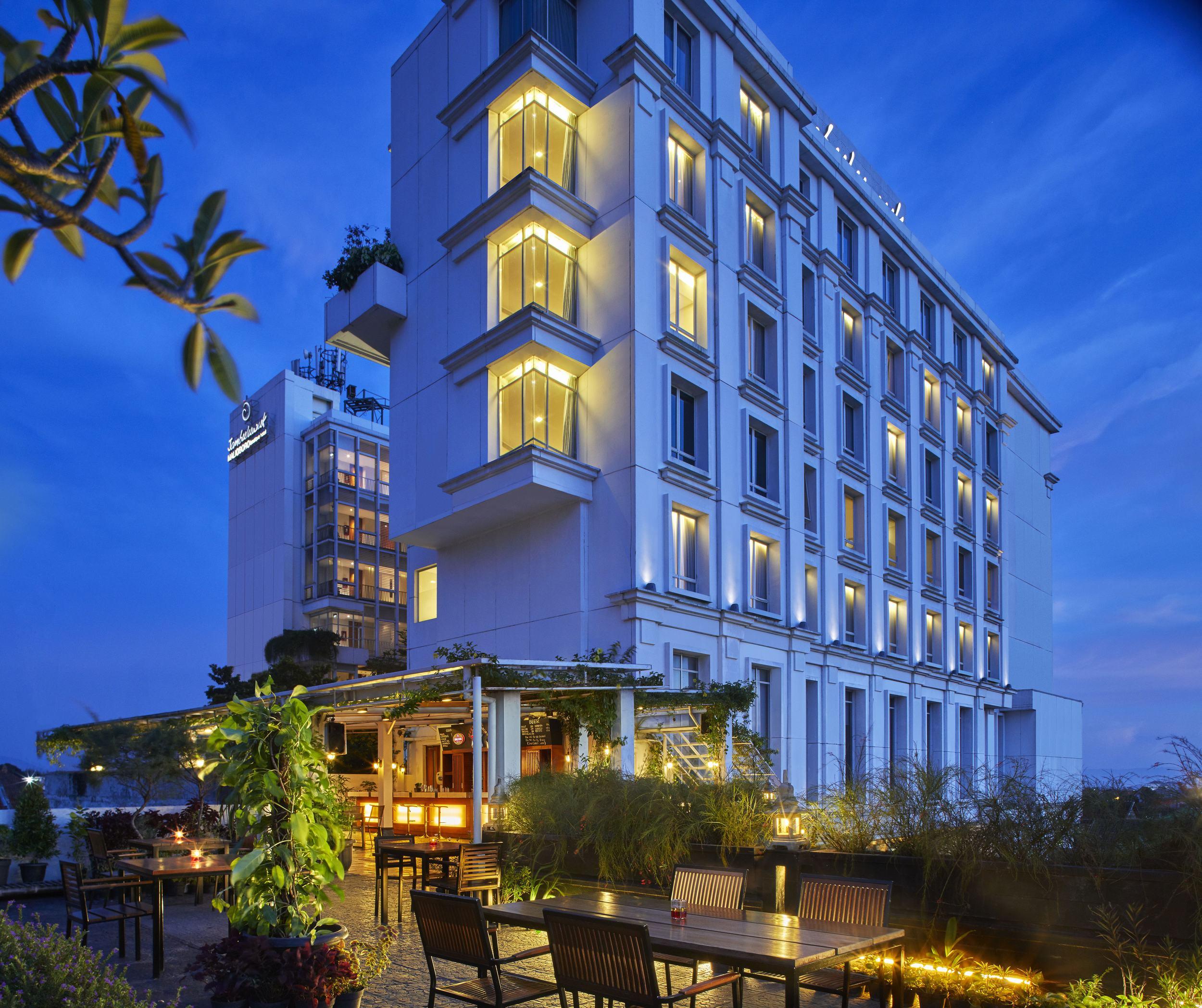 Jambuluwuk Malioboro Hotel Yogyakarta Eksteriør bilde The hotel at night