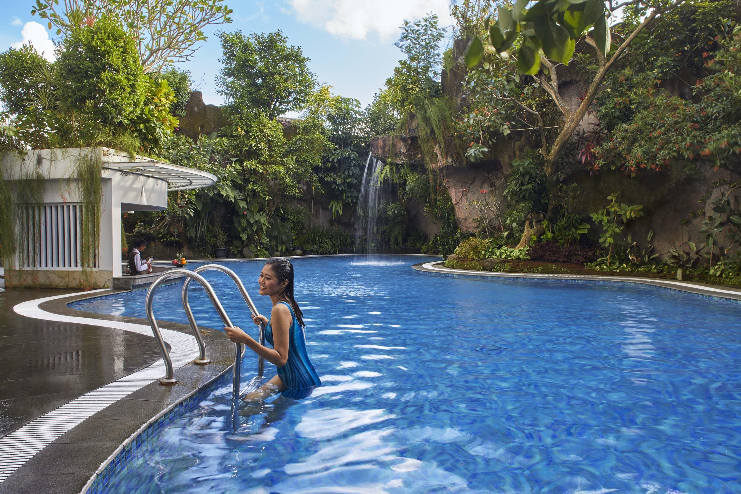 Jambuluwuk Malioboro Hotel Yogyakarta Eksteriør bilde The swimming pool at the resort