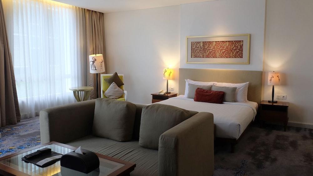 Jambuluwuk Malioboro Hotel Yogyakarta Eksteriør bilde A room at the hotel