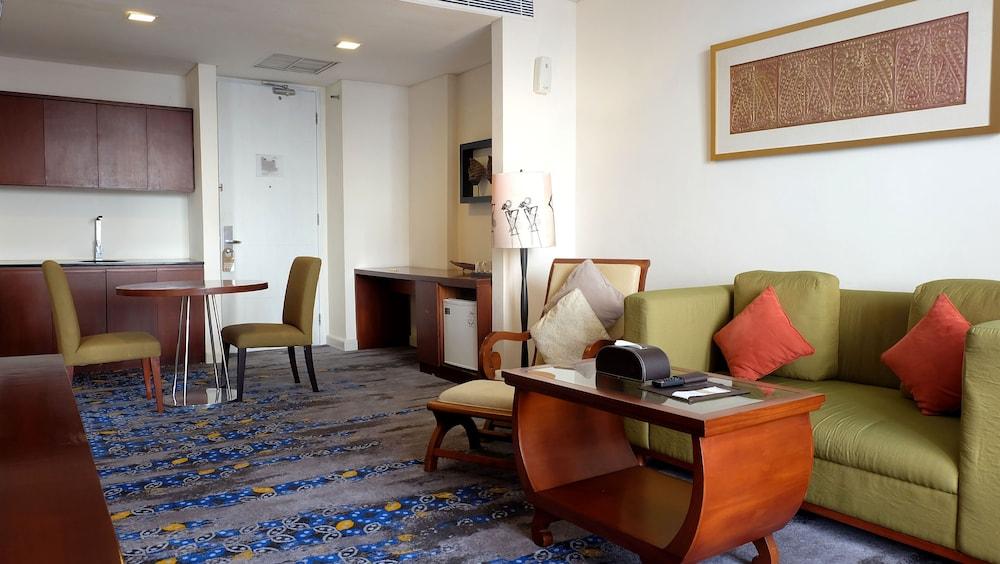 Jambuluwuk Malioboro Hotel Yogyakarta Eksteriør bilde A suite at the hotel