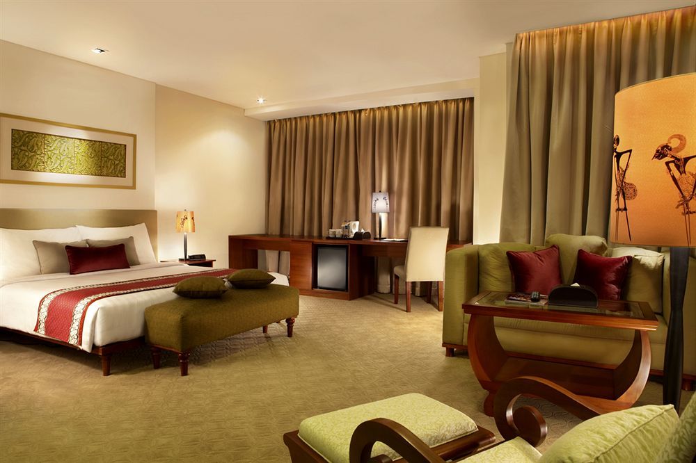 Jambuluwuk Malioboro Hotel Yogyakarta Eksteriør bilde A suite at the Taj Bengal