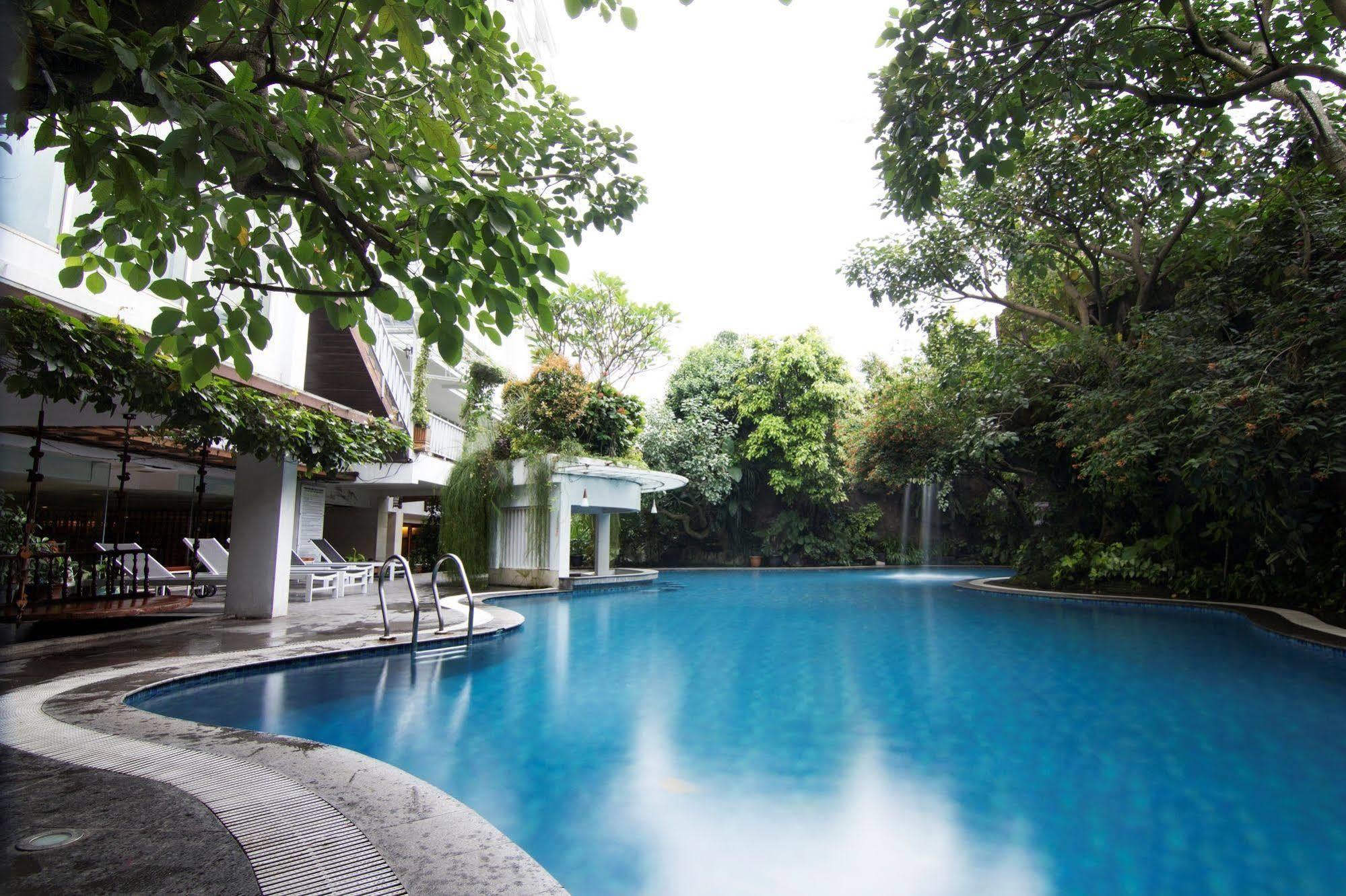 Jambuluwuk Malioboro Hotel Yogyakarta Eksteriør bilde The swimming pool at the hotel