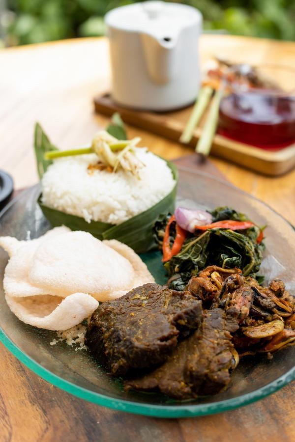 Jambuluwuk Malioboro Hotel Yogyakarta Eksteriør bilde Tumpeng, a traditional dish of Indonesia