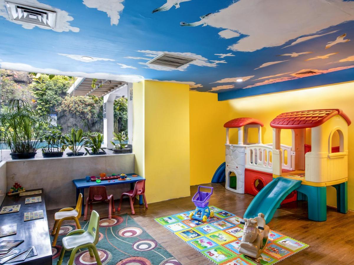 Jambuluwuk Malioboro Hotel Yogyakarta Eksteriør bilde The Children's Club at the Renaissance Hotel, Bangkok